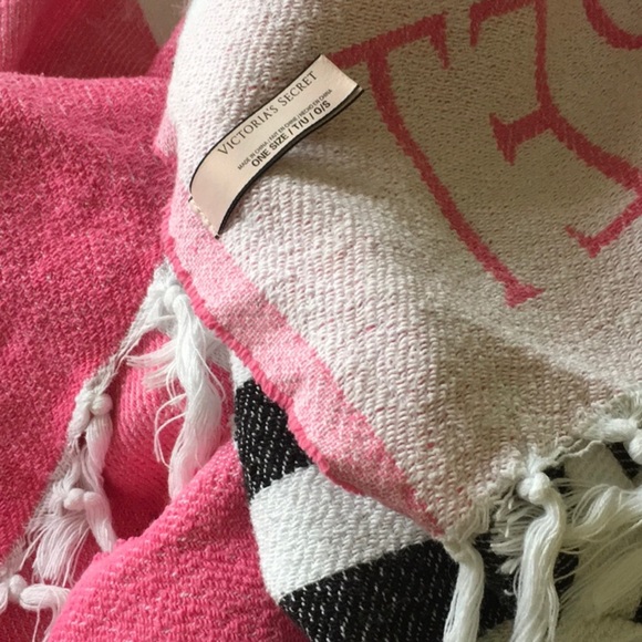 Victoria’s Secret beach 🏖 towel, beach 🏝 blanket - Picture 4 of 5